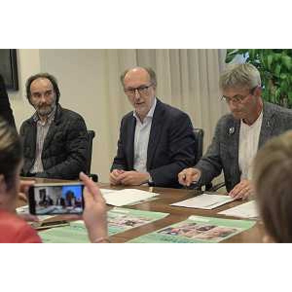 Il vicegovernatore della Regione fvg, Riccardo Riccardi mentre presenta la campagna antinfluenzale