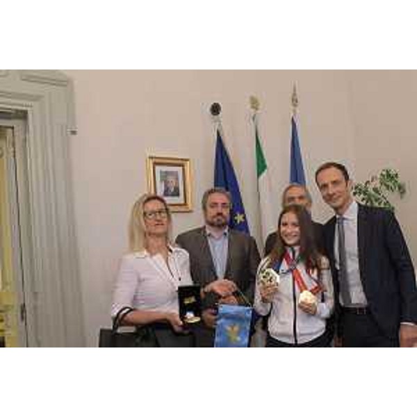 Il governatore del Friuli Venezia Giulia, Massimiliano Fedriga, saluta e ringrazia, ricevendola al Palazzo della Regione, la campionessa mondiale di judo under 18, Veronica Toniolo.