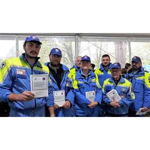 I volontari di Protezione civile di Aquileia con la copie del piano di emergenza comunale a disposizione dei cittadini