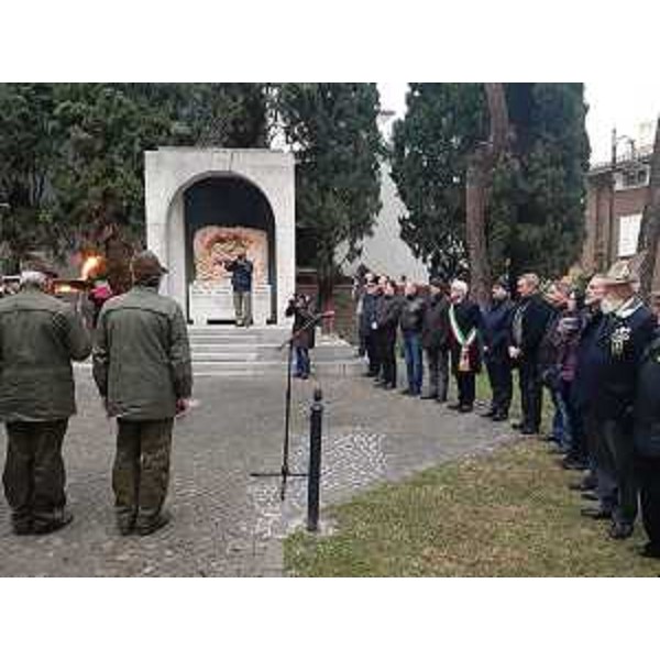 L'assessore al Patrimonio del FVG, Sebastiano Callari, interviene alla cerimonia dell'accoglimento della Fiaccola Alpina presso il monumento ai Caduti di via fratelli Rosselli a Monfalcone