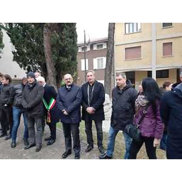 L'assessore al Patrimonio del FVG, Sebastiano Callari, interviene alla cerimonia dell'accoglimento della Fiaccola Alpina presso il monumento ai Caduti di via fratelli Rosselli a Monfalcone