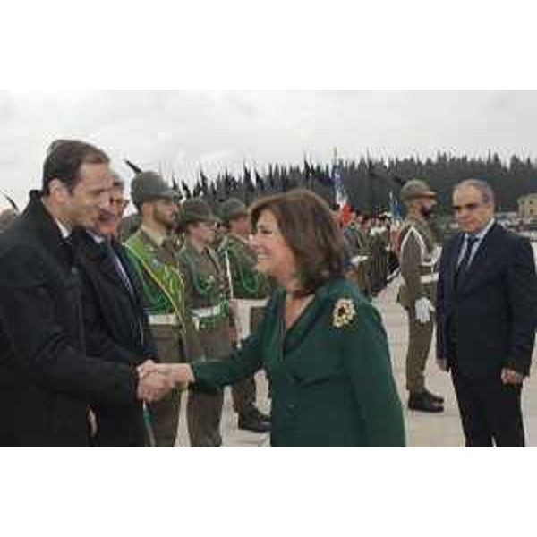 Stretta di mano tra il governatore del Friuli Venezia Giulia Massimiliano Fedriga e la presidente del Senato Maria Elisabetta Alberti Casellati al Sacrario di Redipuglia. Nella foto anche il sottosegretario alla Difesa Giulio Calvisi