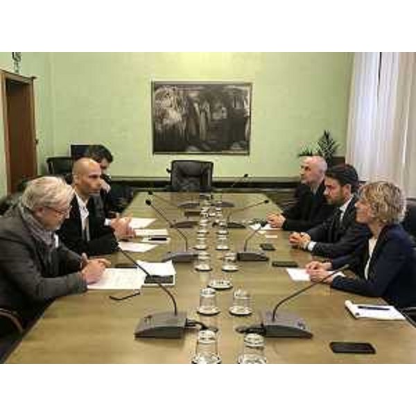 Un momento dell'incontro tra l'assessore regionale alle Finanze, Barbara Zilli, il presidente della Camera di commercio Venezia Giulia, Antonio Paoletti, e il segretario generale della Camera di commercio italo-giapponese, Davide Fantoni.