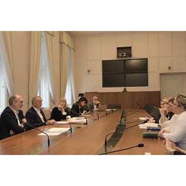 Il vicegovernatore con delega alla Salute Riccardi all’incontro con le rappresentanti regionali delle professioni sanitarie Daniela Bais (Associazione nazionale assistenti sanitari), Barbara Pelos (Ordine dei tecnici sanitari di radiologia medica e delle professioni sanitarie tecniche e della riabilitazione e della prevenzione), Roberta Giornelli e Laura Clemente (Ordine delle ostetriche), Chiara Modricky (Ordine dei biologi) e Licia Barbetta (Ordine degli assistenti sociali).