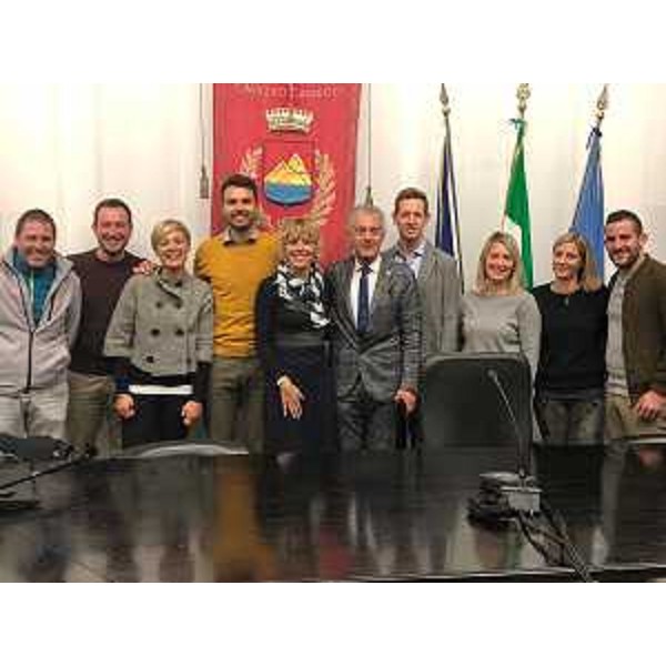 L'assessore regionale alle Finanze Barbara Zilli insieme al sindaco e ai componenti dell'amministrazione comunale di Cavazzo
