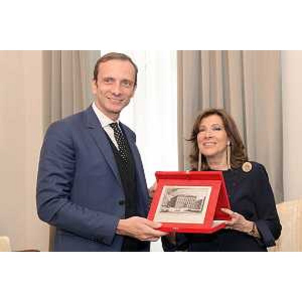 Il presidente del Senato della Repubblica, Maria Elisabetta Alberti Casellati riceve un omaggio dal governatore del Friuli Venezia Giulia, Massimiliano Fedriga, 