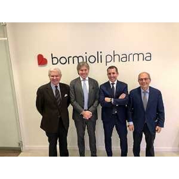 L'assessore alle Attività produttive, Sergio Emidio Bini, assieme al sindaco di San Vito al Tagliamento e ai vertici dell'azienda Bormioli Pharma,e della Camera di commercio di Pordenone