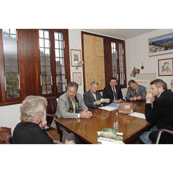 Riccardo Illy (Presidente Regione Friuli Venezia Giulia), Roberto Antonaz (Assessore regionale Cultura) ed Enzo Marsilio (Assessore regionale Montagna) incontrano Egidio Marzona e Luciano Sulli (Sindaco Verzegnis) in occasione dell'inaugurazione dell'opera di Stephen Kaltenbach "Fire on Ice", a Verzegnis. (Verzegnis 17/11/07) 