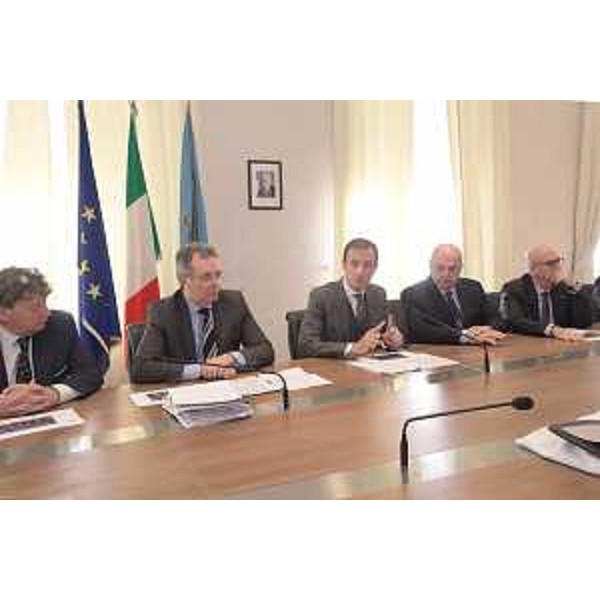 Il governatore Massimiliano Fedriga nella conferenza stampa a Trieste sui fondi per l'edilizia residenziale sociale. Da sinistra a destra:il consigliere regionale Danilo Slokar, l'assessore regionale alle Infrastrutture e Territorio Graziano Pizzimenti, Fedriga, il sindaco di Trieste Roberto Dipiazza e l'assessore regionale al Patrimonio Sebastiano Callari