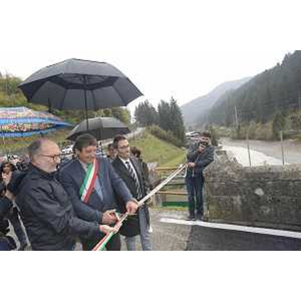 Il vicegovernatore Riccardo Riccardi assieme ai al vicepresidente del Consiglio regionale, Stefano Mazzolini, e il sindaco di Ovaro Mario Cattarinussi al taglio del nastro del Ponte di San Martino
