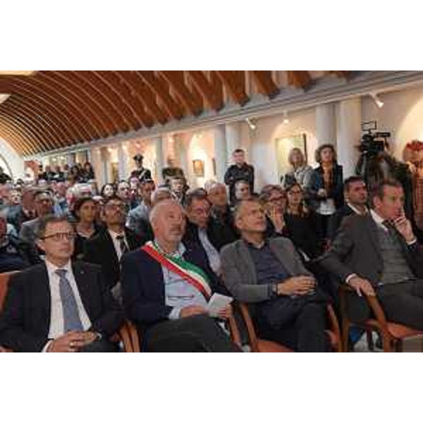 le autorità, tra cui i l governatore della Regione FVG, Massimiliano Fedriga, intervenute alla cerimonia "Un anno da Vaia" organizzata per celebrare la reazione della comunità regionale alla tempesta che, esattamente un anno fa, colpì il Friuli.