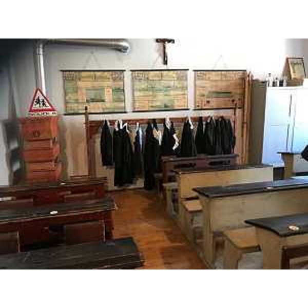 La ricostruzione di un'aula scolastica con gli arredi di un tempo al museo Cjase Cocèl. 