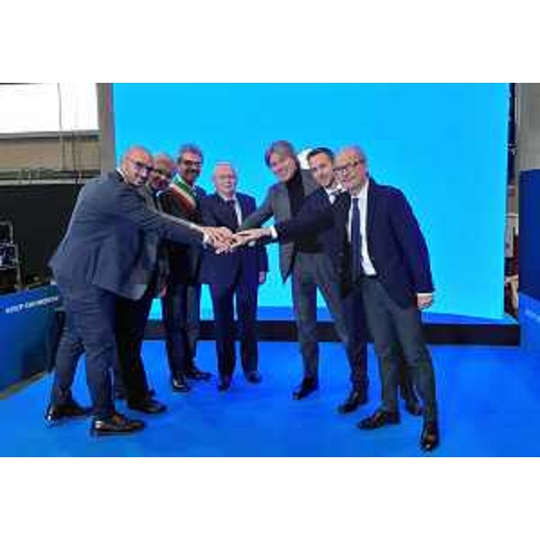 L'assessore regionale alle Attività produttive Sergio Emidio Bini partecipa alla cerimonia nella quale sono stati festeggiati i primi quarant'anni di attività della Modulmec di S.Quirino (Pn)