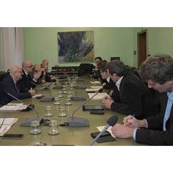 L’assessore regionale al Patrimonio, Sebastiano Callari, durante l’incontro svoltosi in Consiglio regionale con la delegazione austriaca guidata dall'assessore ad Agricoltura e Foreste del Land Carinzia, Martin Gruber, e dal sindaco del Comune di Feistritz an der Gail, Dieter Mörtl, al quale ha preso parte anche il vicepresidente del Consiglio regionale, Stefano Mazzolini.