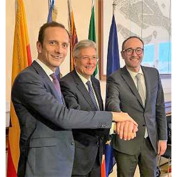 Si è tenuta a Venezia la 15^ Assemblea di "Euregio Senza Confini", presenti: il governatore del FVG, Massimiliano Fedriga (primo a sx), l’assessore alla Programmazione, Fondi Ue, Commercio estero e Turismo di Regione Veneto, Federico Caner (primo a dx), e il governatore della Carinzia, nonché presidente del Gect, Peter Kaiser (al centro)