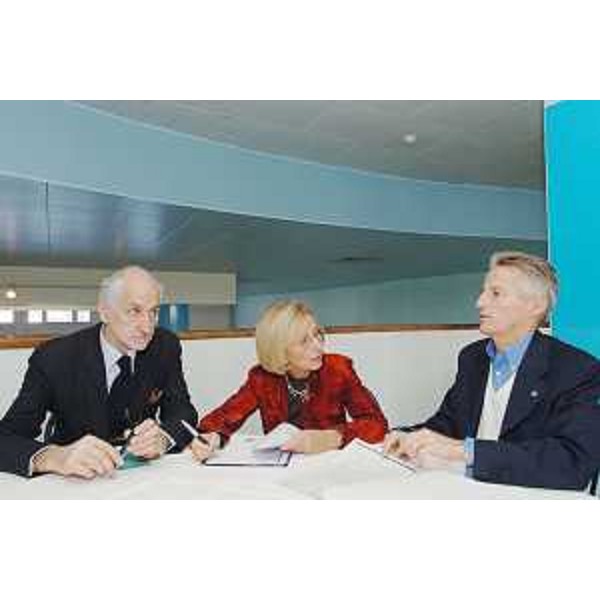Riccardo Illy (Presidente Regione Friuli Venezia Giulia), Emma Bonino (Ministro Commercio Internazionale) e Milos Budin (Sottosegretario Ministero Commercio Internazionale) alla firma dell'Accordo quadro di programma in materia di internazionalizzazione, alla Stazione marittima di Trieste. (Trieste 19/11/07)