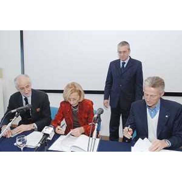 Riccardo Illy (Presidente Regione Friuli Venezia Giulia), Emma Bonino (Ministro Commercio Internazionale) e Milos Budin (Sottosegretario Ministero Commercio Internazionale) alla firma dell'Accordo quadro di programma in materia di internazionalizzazione, alla Stazione marittima di Trieste. (Trieste 19/11/07)