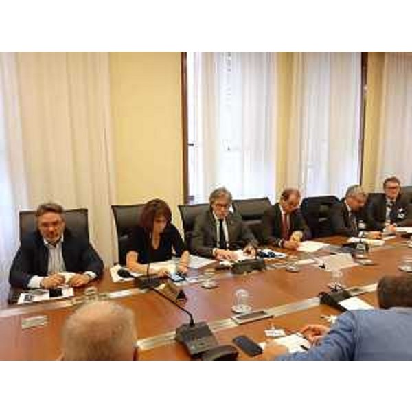 Gli assessori regionali Sergio Emidio Bini e Alessia Rosolen al tavolo Wartsila