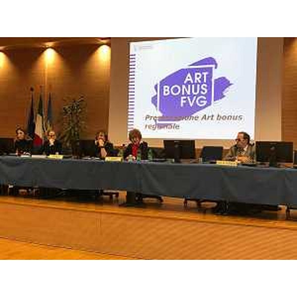 L'illustrazione nella sede della Regione Fvg a Udine con l'assessore regionale alla Cultura Tiziana Gibelli, dell'Art bonus Fvg.
