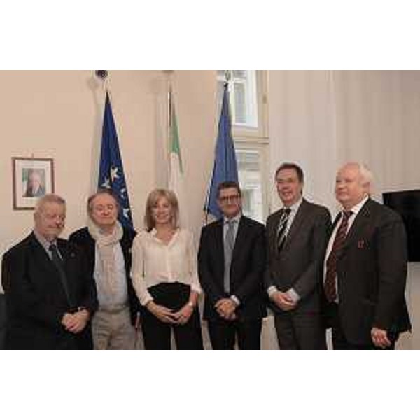 L'assessore regionale alle Infrastrutture e territorio, Graziano Pizzimenti (secondo da dx), al momento della firma del nuovo contratto del trasporto pubblico regionale (Tpl), tra la Regione e la Tpl Fvg, la società consortile, rappresentata dal suo amministratore delegato, Aniello Semplice (terzo da dx)