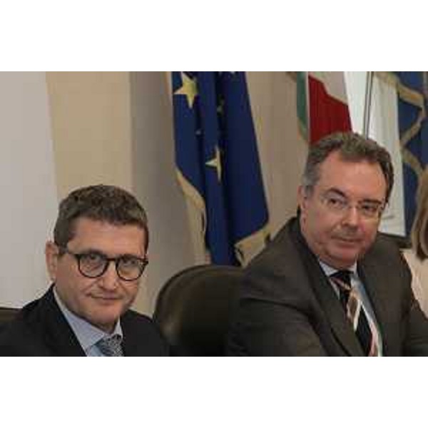 L'assessore regionale alle Infrastrutture e territorio, Graziano Pizzimenti (a dx), al momento della firma del nuovo contratto del trasporto pubblico regionale (Tpl), tra la Regione e la Tpl Fvg, la società consortile, rappresentata dal suo amministratore delegato, Aniello Semplice.