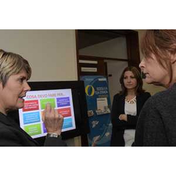 L'assessore regionale al Lavoro e Formazione Alessia Rosolen, oggi in visita al Centro per l'impiego di Trieste 