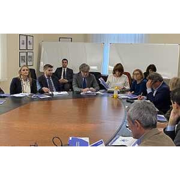 Un momento dell'incontro tra gli assessori regionali ad Attività produttive e Turismo, Sergio Emidio Bini, e a Lavoro e Formazione, Alessia Rosolen, i rappresentanti delle categorie economiche e il direttore dell'agenzia Lavoro@SviluppoImpresa (Lsi), Lydia Alessio Vernì. 