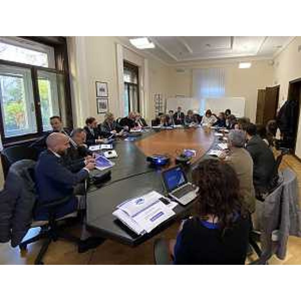 Un momento dell'incontro tra gli assessori regionali ad Attività produttive e Turismo, Sergio Emidio Bini, e a Lavoro e Formazione, Alessia Rosolen, i rappresentanti delle categorie economiche e il direttore dell'agenzia Lavoro@SviluppoImpresa (Lsi), Lydia Alessio Vernì. 