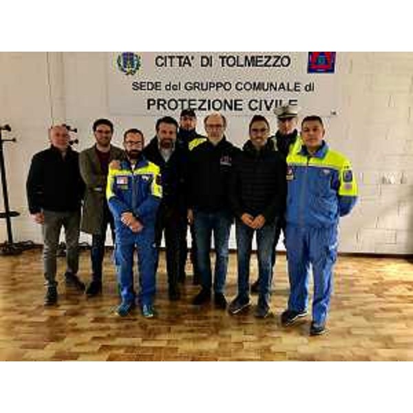 Il vicegovernatore Riccardo Riccardi con il gruppo di Protezione civile di Verzegnis