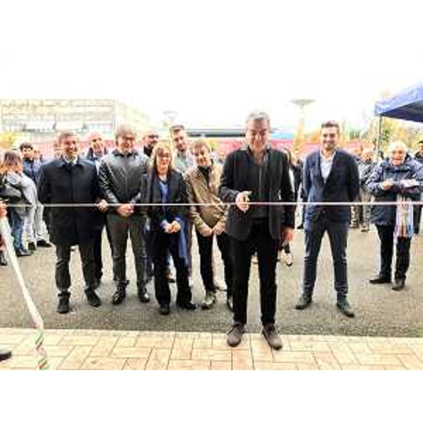 L'assessore regionale Sergio Emidio Bini nell'area del Nip alla cerimonia per la celebrazione dei 50 anni di attività della "Meccaniche Del Mistro