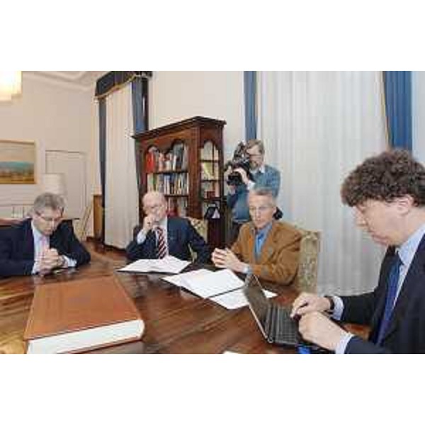 Riccardo Illy (Presidente Regione Friuli Venezia Giulia) e Ugo Panetta (Direttore Ufficio scolastico FVG) firmano il Protocollo d'intesa per l'educazione alla sicurezza stradale nelle scuole del Friuli Venezia Giulia, nella sede della Presidenza della Regione a Trieste. (Trieste 21/11/07) 