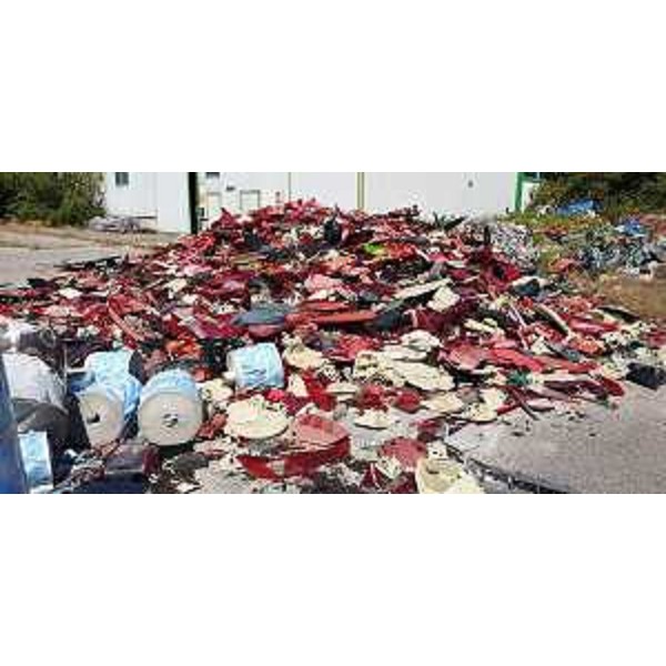 Migliaia di metri cubi di rifiuti di materiali plastici in completo stato di abbandono contenuti sia all'interno sia nei piazzali circostanti un capannone nel territorio del Comune di Aiello del Friuli accertati dai Forestali regionali del Noava