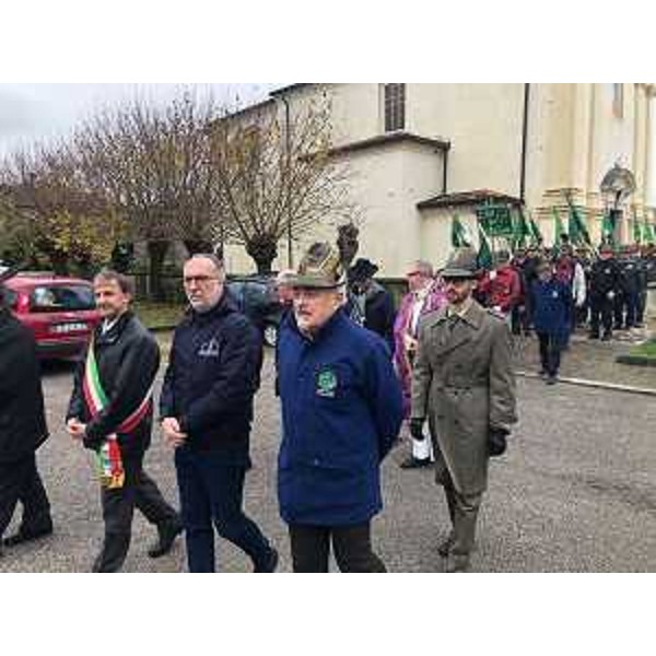 Il vicegovernatore, Riccardo Riccardi, alla celebrazione del 50. della fondazione del Gruppo ANA di Grions di Sedegliano, con a sinistra il sindaco, Dino Giacomuzzi, e a destra il vicepresidente della sezione ANA di Udine, Adriano Morettuzzo.