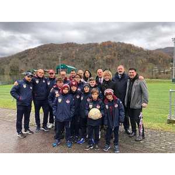 L'assessore Fvg alle Finanze, Barbara Zilli (al centro), nel corso della cerimonia di intitolazione del campo sportivo di Montenars a Eliseo Dusefante