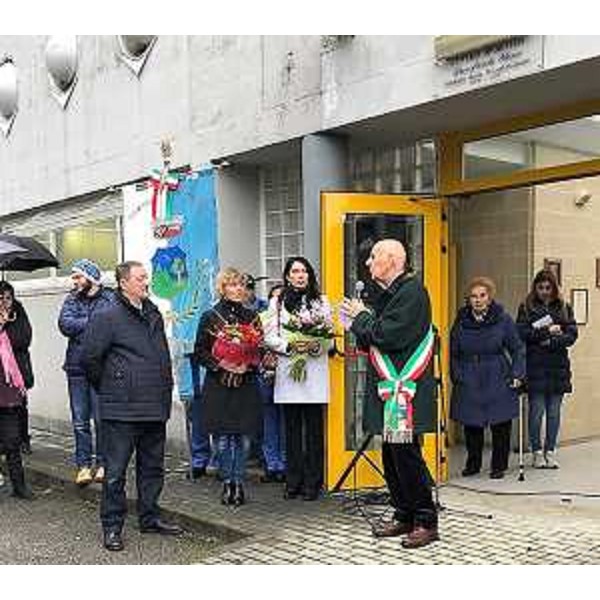 L'assessore Fvg alle Finanze, Barbara Zilli (al centro), durante l'intervento del sindaco Claudio Sandruvi, alla cerimonia di intitolazione del campo sportivo di Montenars a Eliseo Dusefante