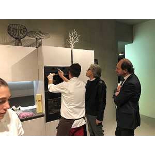 L'assessore Fvg alle Attività produttive, Sergio Emidio Bini (al centro), osserva le cucine Snaidero durante l'Open day