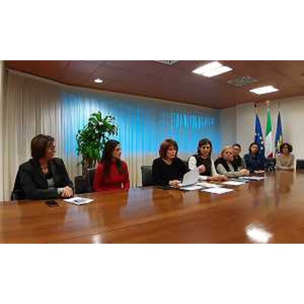 L'assessore Fvg a Pari opportunità e Famiglia, Alessia Rosolen (al centro), nel corso della conferenza stampa di Udine sui progetti antiviolenza