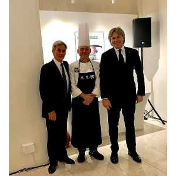L'assessore regionale ad Attività produttive e Turismo, Sergio Emidio Bini con l’ambasciatore italiano a Praga, Francesco Saverio Nisio e lo chef friulano Massimo De Belli.