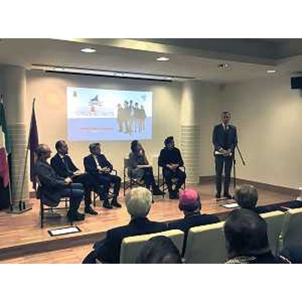 Il governatore della Regione FVG, Massimiliano Fedriga, ricorda nel corso dell’inaugurazione della mostra Matite&Manette, a Pordenone, l'impegno che la Regione sta portando avanti per essere al fianco dei tutori dell'ordine. 