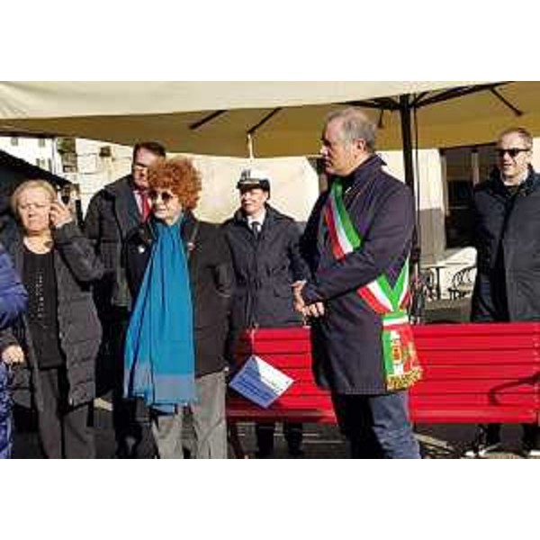  L'assessore regionale Tiziana Gibelli, interviene a Polcenigo all'inaugurazione della panchina rossa in occasione della Giornata internazionale per l'eliminazione della violenza contro le donne. 
