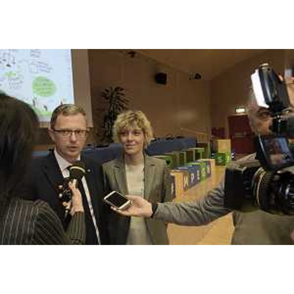 Gli assessori regionali alle Risorse agroalimentari, Stefano Zannier, e alle Finanze, Barbara Zilli, in occasione dell'evento "Direzione sostenibilità. Fesr e Psr un passo avanti verso un futuro migliore".