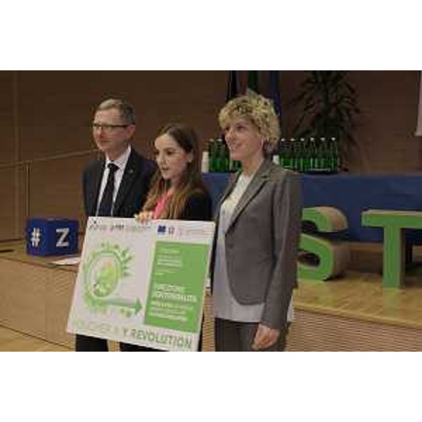 Gli assessori regionali alle Risorse agroalimentari, Stefano Zannier, e alle Finanze, Barbara Zilli danno un riconoscimento al gruppo Y Revolution.