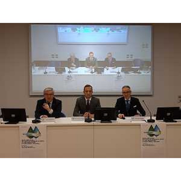 Il governatore del Friuli Venezia Giulia, Massimiliano Fedriga, (al centro) con il sindaco di Udine, Pietro Fontanini, e il presidente del Cafc, Salvatore Benigno, al convegno internazionale "Water safety plan: dalle linee guida dell'Istituto superiore di sanità all'implementazione dei nuovi modelli regionali" - Udine, 28 novembre 2019