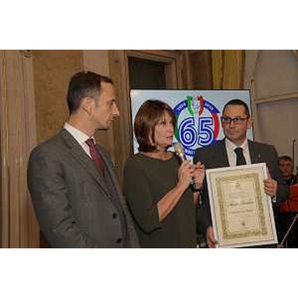 Il governatore del Friuli Venezia Giulia, Massimiliano Fedriga, l'assessore Alessia Rosolen e il presidente dell'Unione degli Istriani, Massimiliano Lacota, durante la cerimonia commemorativa per i 65 anni di fondazione dell'associazione.