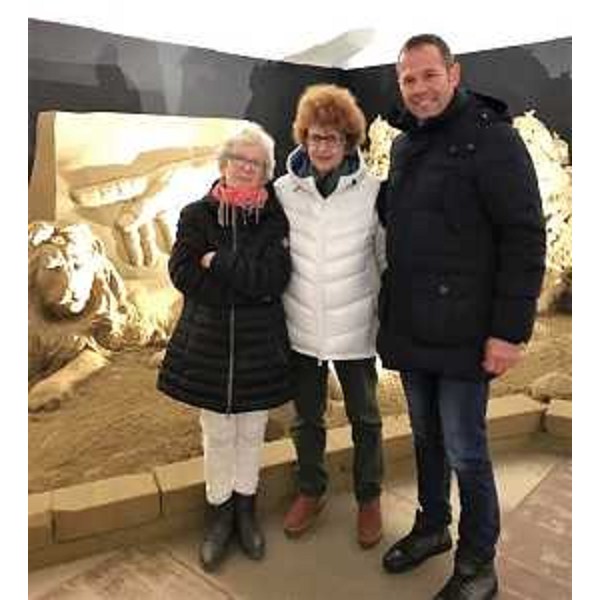 L'assessore regionale alla Cultura e Sport Tiziana Gibelli in visita al Presepe di sabbia 2019 a Lignano Sabbiadoro con il vicesindaco Alessandro Marosa e la coordinatrice dei volontari