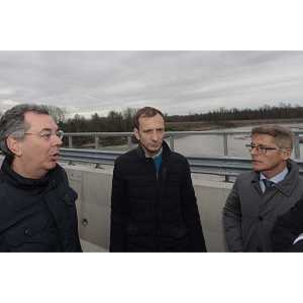 Il governatore Fedriga con l'assessore alle Infrastrutture Graziano Pizzimenti e il dirigente di Autovie Venete Enrico Razzini