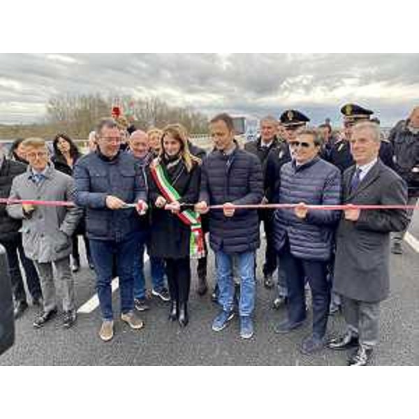 Il governatore del Friuli Venezia Giulia Massimiliano Fedriga taglia il nastro del nuovo viadotto autostradale della A4