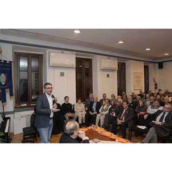 L'assessore regionale Pierpaolo Roberti mentre interviene al 65. dell'Unione degli istriani