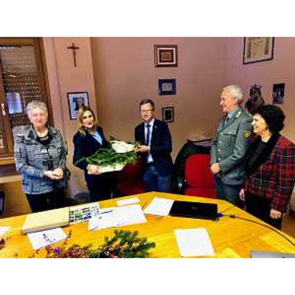 L'assessore regionale Stefano Zannier alla presentazione del calendario con la foto vincitrice del concorso "Premio Experience Forest Experience Pefc", scattata dalla codroipese Sonia Fantini
