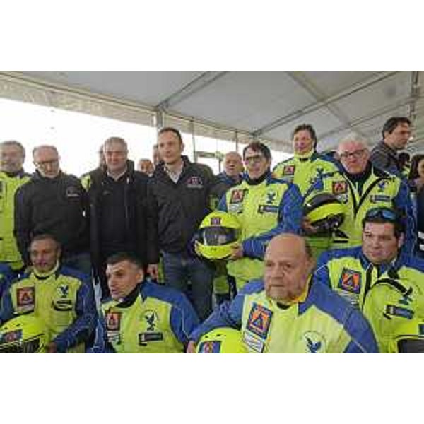 Il governatore del Friuli Venezia Giulia, Massimiliano Fedriga, con il vice governatore con delega alla Protezione civile, Riccardo Riccardi, e il capo dipartimento nazionale della Pc, Angelo Borrelli, assieme ai volontari del gruppo motostaffetta - Rivolto (Udine), 30 novembre 2019